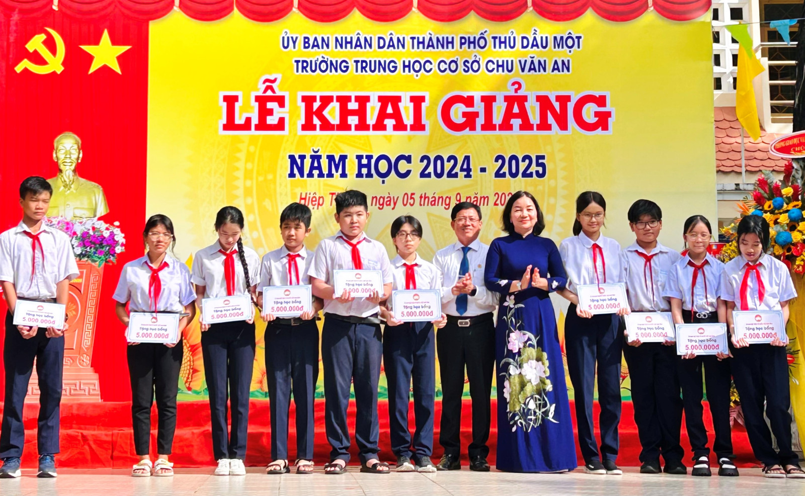 20-Đồng chí Trương Thị Bích Hạnh và lãnh đạo Sở GD-ĐT trao tặng học bổng cho học sinh khó khăn trường THCS Chu Văn An.